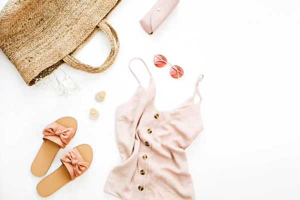 Yaz pembe kadınsı kıyafetler ve aksesuarlar beyaz arka plan üzerinde. Düz yatıyordu, en iyi görünüm. Yaz moda kavramı.