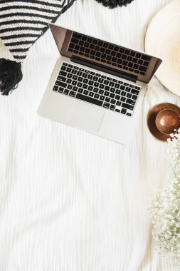 Blogger ev ofis yatak yastık ve vintage plaka ile çalışma alanı. En az yaşam tarzı kompozisyon. Düz yatıyordu, en iyi görünümü.