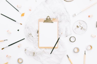 Sanatçı ev ofis resepsiyon çalışma kopya alanı Pano, boya fırçaları ve araçları beyaz arka plan üzerinde. Düz yatıyordu, en iyi görünümü yaratıcı en az sahte şablon.