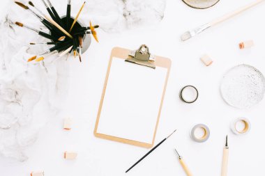 Pano, boya fırçaları ve beyaz arka plan üzerinde Araçlar sanatçı çalışma alanı. Metin için yer yaratıcı natürmort şablonu. Düz yatıyordu, en iyi görünümü.