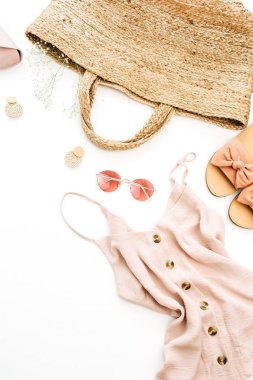 Pembe kadın giysi ve aksesuarları beyaz zemin üzerine yaz. Düz yatıyordu, en iyi görünüm. Yaz moda kavramı.