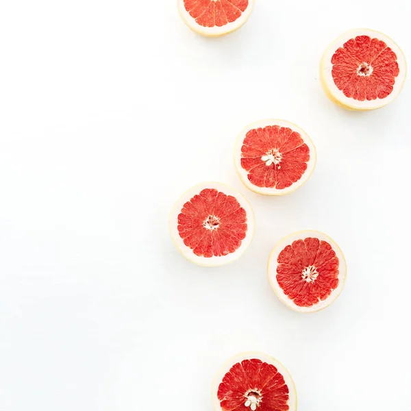 Κόκκινο Κομμένο Γκρέιπφρουτ Άσπρο Φόντο Έννοια Των Τροφίμων Επίπεδη Lay — Φωτογραφία Αρχείου