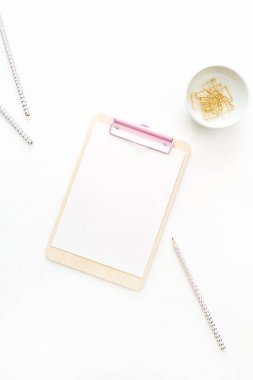 Düz yatıyordu ev ofis Resepsiyon çalışma alanı panoya beyaz arka plan ile. Üstten Görünüm en az sahte şablon.