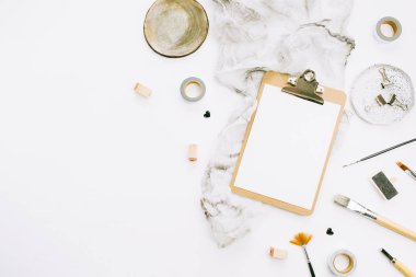 Pano, boya fırçaları ve beyaz arka plan üzerinde Araçlar sanatçı çalışma alanı. Metin için yer yaratıcı şablonu. Düz yatıyordu, en iyi görünümü.