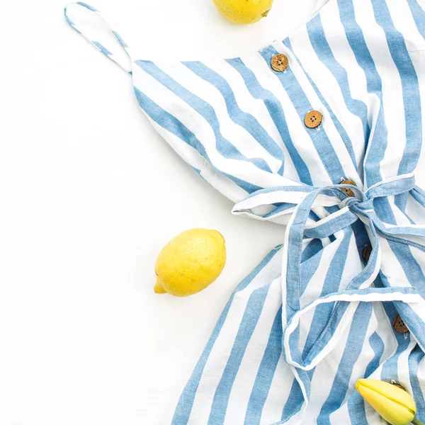 Yaz kadın moda şık kompozisyon. Elbise ve beyaz zemin üzerine limon. Düz yatıyordu, en iyi görünüm çok az kavramı.