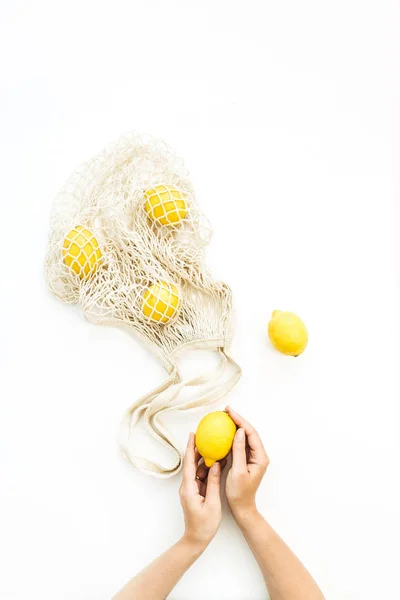 Manos Mujer Sosteniendo Limón Crudo Bolsa Cuerda Plano Laico Concepto —  Fotos de Stock