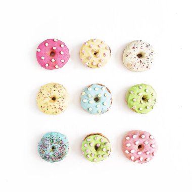 Beyaz arka plan üzerinde renkli çörekler. Düz yatıyordu, en iyi görünüm çok az desen.