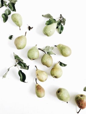 En az armut meyve ve yaprakları beyaz arka plan üzerinde desen. Düz yatıyordu, en iyi görünümü.