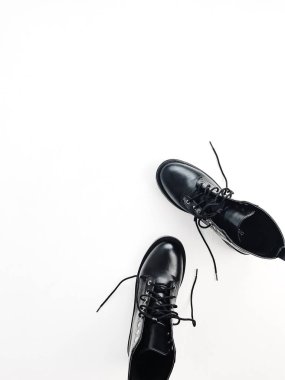 Kadın moda düz yatıyordu, üstten görünüm en az kavramı. Siyah ayakkabılar beyaz arka plan üzerinde izole.