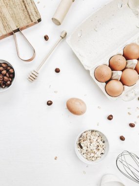 Beyaz zemin üzerine müsli malzemeler. Düz yatıyordu, en iyi görünüm. Sağlıklı beslenme concet.