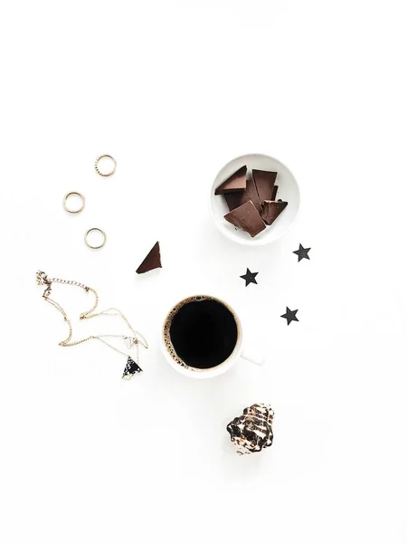 Minimalista Set Creativo Con Tazza Caffè Cioccolato Conchiglia Stelle Collana — Foto Stock