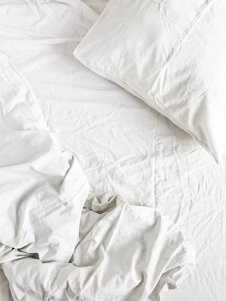 Επίπεδη Lay Του Κρεβάτι White Μαξιλάρια Κουβέρτα Και Φύλλο Κάτοψη — Φωτογραφία Αρχείου