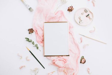 Fotoğraf çerçevesi sahte kadar pembe battaniye, çiçek, okaliptüs dalları ve beyaz arka planda fırçalar ile yaratıcı şenlikli kompozisyon. Düz yatıyordu, en iyi görünümü şık şablonu.