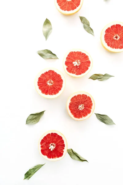 Červená Plátky Grapefruitů Zelené Listy Bílém Pozadí Koncept Potraviny Ploché — Stock fotografie