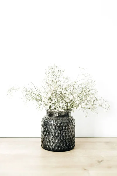 Branco Gypsophila Flores Buquê Vaso Flores Fundo Branco — Fotografia de Stock