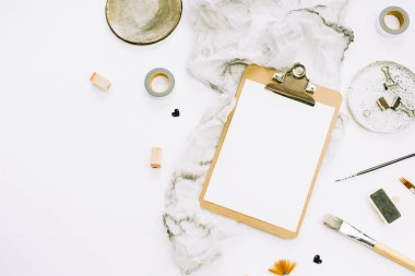 Pano, boya fırçaları ve beyaz arka plan üzerinde Araçlar sanatçı çalışma alanı. Metin için yer yaratıcı şablonu. Düz yatıyordu, en iyi görünümü.