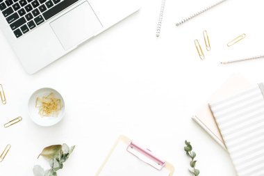 Düz yatıyordu ev ofis resepsiyon çalışma alanı çerçeve metin için yer dizüstü, pano, defter üzerinde beyaz arka plan ile. En az blogunuza kahraman başlık alay kadar yukarıdan manzaralı.