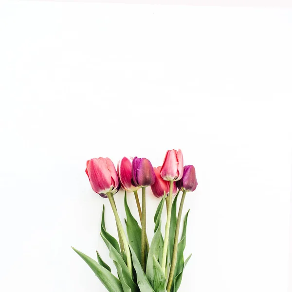 Жінка Рука Тримає Букет Тюльпанів Білому Плоский Ліжко Вид Зверху — стокове фото