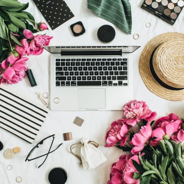 Düz yatıyordu, en iyi kadın moda ofis resepsiyon çalışma alanı görüntüle şakayık çiçekleri, laptop, kozmetik, beyaz arka plan üzerinde aksesuarları ile.