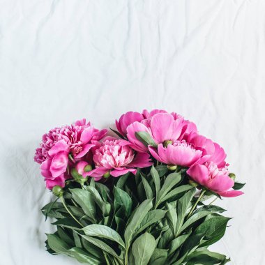 Yat, pembe peonies çiçek buketi görünümünü beyaz battaniye arka plan üzerinde top. En az yaz çiçek kavramı.