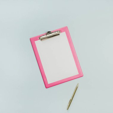 Minimalist düz ofis tablo masası Pano mavi zemin üzerine yatırın. Üstten görünüm iş kavramı kadar sahte.