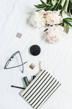 Şakayık çiçekleri, Gözlük, kozmetik ile düz yatıyordu, en iyi görünümü moda arka plan. Güzellik ve moda blog kavramı.