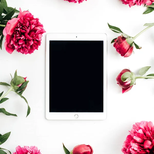 Tablet ve pembe şakayık çiçekleri beyaz arka plan üzerinde. Düz yatıyordu, en iyi görünümü kadar sahte.