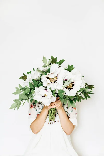 Joven Mujer Bonita Sostienen Ramo Flores Peonía Blanca Sobre Fondo — Foto de Stock