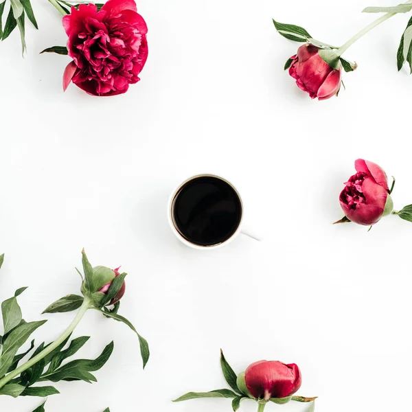 Kahve Kupa Beyaz Arka Plan Üzerinde Pembe Peonies Çiçekler Düz — Stok fotoğraf