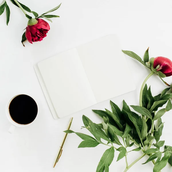 Çok az ev ofis büro ile defter, kahve ve şakayık çiçekleri beyaz arka plan üzerinde. Düz yatıyordu, en iyi görünümü çalışma alanı kavramı.