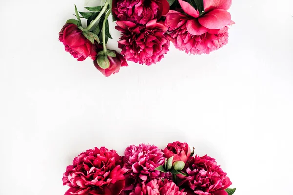 Sommerkomposition Mit Rosa Pfingstrose Blumenstrauß Auf Weißem Hintergrund Flache Lage — Stockfoto