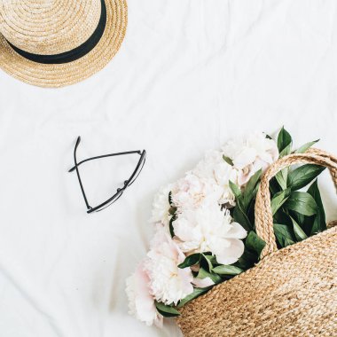 Çok az kadın arka plan ile hasır şapka, Gözlük, çanta beyaz şakayık çiçekleri buketi. Düz yatıyordu, en iyi görünümü.