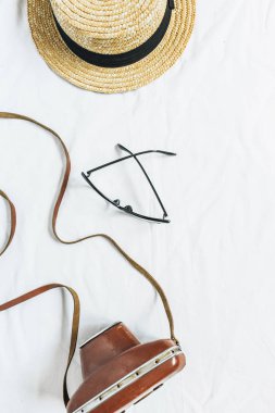 Fotoğraf makinesi, hasır şapka ve gözlük beyaz arka plan üzerinde Vintage retro konseptiyle. Düz yatıyordu, en iyi görünümü.