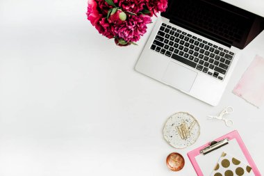 Düz yatıyordu ofis tablo büro dizüstü bilgisayar, şakayık çiçek buketi ile. Üstten görünüm iş kavramı arka plan.