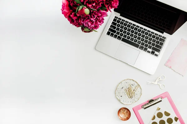 Flacher Bürotisch Mit Laptop Pfingstrosenblumenstrauß Von Oben Ansicht Arbeit Konzept — Stockfoto