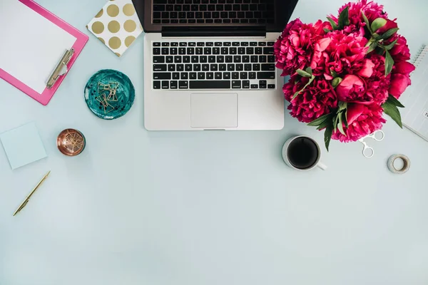Munkaterület Laptop Rózsaszín Bazsarózsa Virágok Bouquet Kék Háttér Lapos Feküdt — Stock Fotó