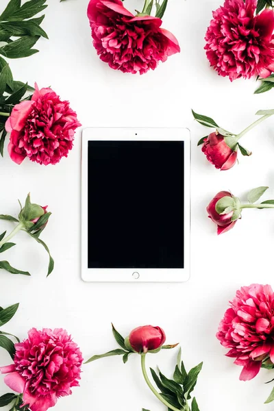 Tablette Und Rosa Pfingstrose Blumen Auf Weißem Hintergrund Flache Lage — Stockfoto