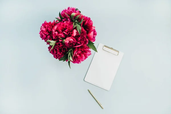 Clipboard Pink Peonies Flowers Bouquet Pastel Blue Background Flat Lay — Stock Photo, Image