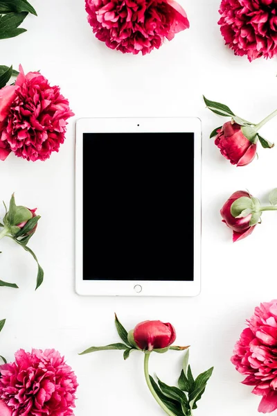 Lapos Feküdt Felső Kilátás Tablettát Pink Bazsarózsa Virágok Keretben Fehér — Stock Fotó