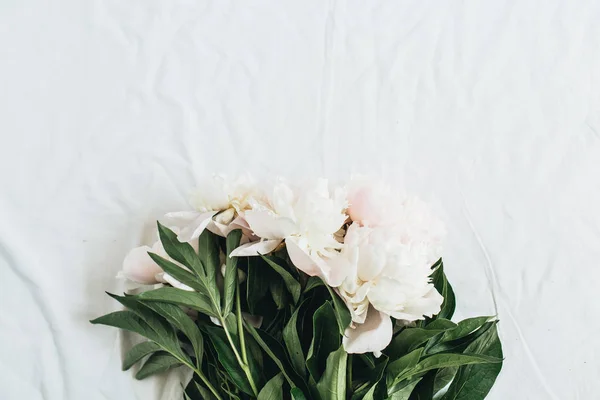 Επίπεδη Lay Κορυφαία Θέα Ανθοδέσμης Λουλουδιών Λευκές Παιώνιες Κουβέρτα Λευκό — Φωτογραφία Αρχείου