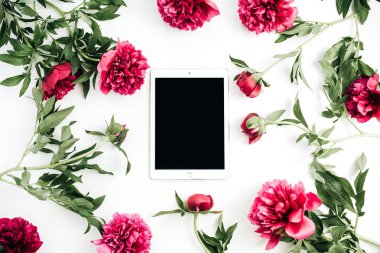 Tablet ve şakayık çiçekleri beyaz arka plan üzerinde. Düz yatıyordu, en iyi görünümü kadar sahte.