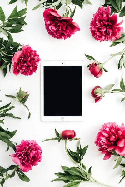 Mock Von Tablette Und Roten Pfingstrosen Blumen Rahmen Auf Weißem — Stockfoto