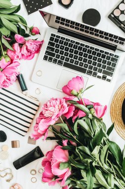 Düz yatıyordu moda kadınsı ofis büro dizüstü, pembe şakayık çiçekleri, kozmetik, aksesuarları ile tarz. Üstten görünüm blog ya da sosyal medya arka plan.