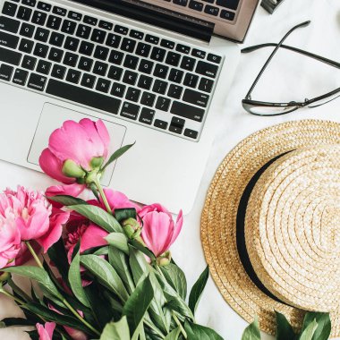 Düz yatıyordu, en iyi görünümü moda kadın ofis masası şakayık çiçekleri ile de beyaz arka plan üstünde laptop. Natürmort kavramı.