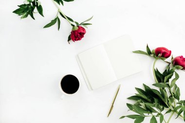 Çok az ev ofis büro ile defter, kahve ve şakayık çiçekleri beyaz arka plan üzerinde. Düz yatıyordu, en iyi görünümü çalışma alanı kavramı.