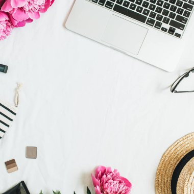 Dizüstü bilgisayar, pembe peony çiçek buketi, Gözlük, hasır şapka, beyaz arka plan üzerinde kozmetik ile kadın ofis resepsiyon çalışma alanının düz yatıyordu, en iyi görünümü çerçeve. Moda ya da güzellik blog kavramı.