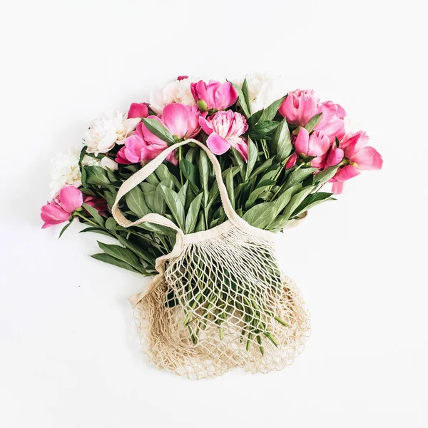 Sträng Väska Med Rosa Och Vit Pion Blommor Vit Bakgrund — Stockfoto