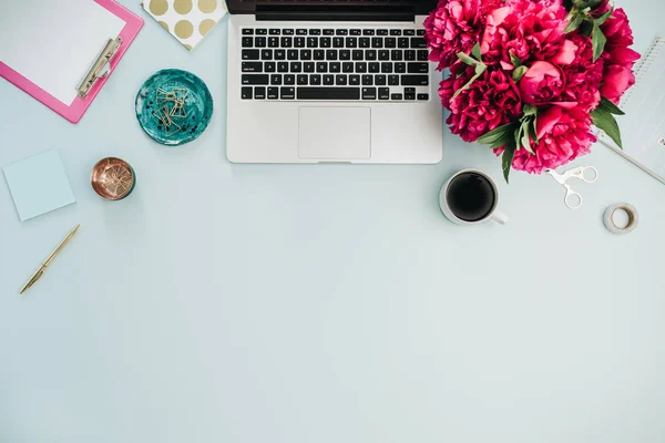 Werkruimte Met Laptop Roze Pioen Bloemen Boeket Blauwe Achtergrond Plat — Stockfoto