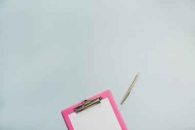 Pano ve altın kalem pastel mavi zemin üzerine en az bir düz yatıyordu, en iyi görünümü.