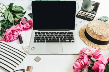 Düz yatıyordu, en iyi kadın ofis resepsiyon çalışma alanını göster kadar laptop, pembe şakayık çiçekleri buketi, aksesuar ve kozmetik ile alay etmek. Moda, güzellik veya yaşam tarzı blog kavramı.